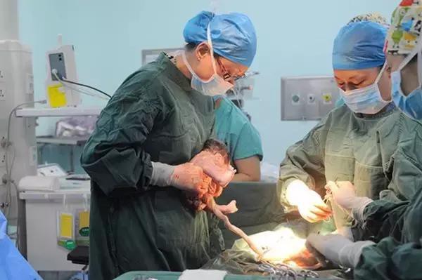 Thai phụ 8 tháng vỡ ối, đau bụng dữ dội, các bác sĩ lo lắng hơn khi thấy cánh tay của thai nhi sa xuống âm đạo người mẹ - Ảnh 1.