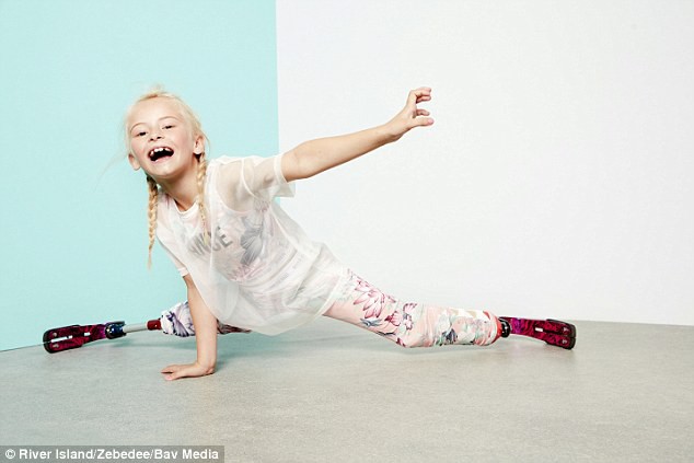 Bị cắt cụt cả 2 chân khi mới 18 tháng tuổi, bé gái tự tin sải bước trên sàn catwalk khiến người người nể phục - Ảnh 2.
