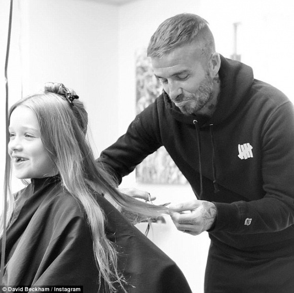 Khoảnh khắc có 1-0-2: David Beckham mặt mày méo xệch khi tự tay cắt tóc cho con gái  - Ảnh 1.