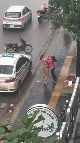 Bị bắt quả tang ngoại tình, người chồng giằng tay vợ cho nhân tình lên taxi bỏ đi gây xôn xao - Ảnh 1. Bị bắt quả tang ngoại tình, người chồng giằng tay vợ cho nhân tình lên taxi bỏ đi gây xôn xao - Ảnh 1.