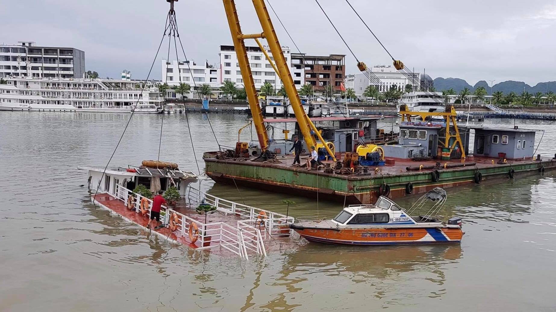 Quảng Ninh: Chìm tàu du lịch tại cảng tàu quốc tế Tuần Châu - Ảnh 1.