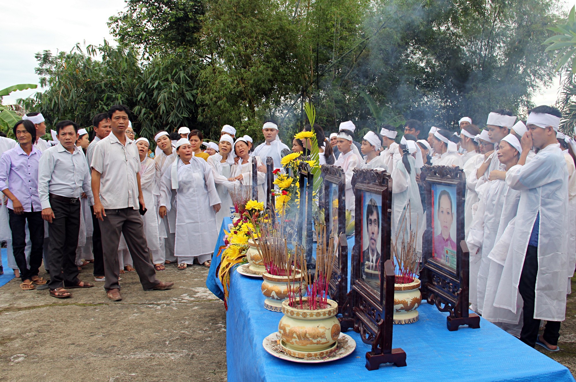 Đẫm nước mắt đại tang ở Lương Điền: Người thân bước đi không vững trong lễ yết tổ của 13 nạn nhân đoàn rước dâu - Ảnh 3.