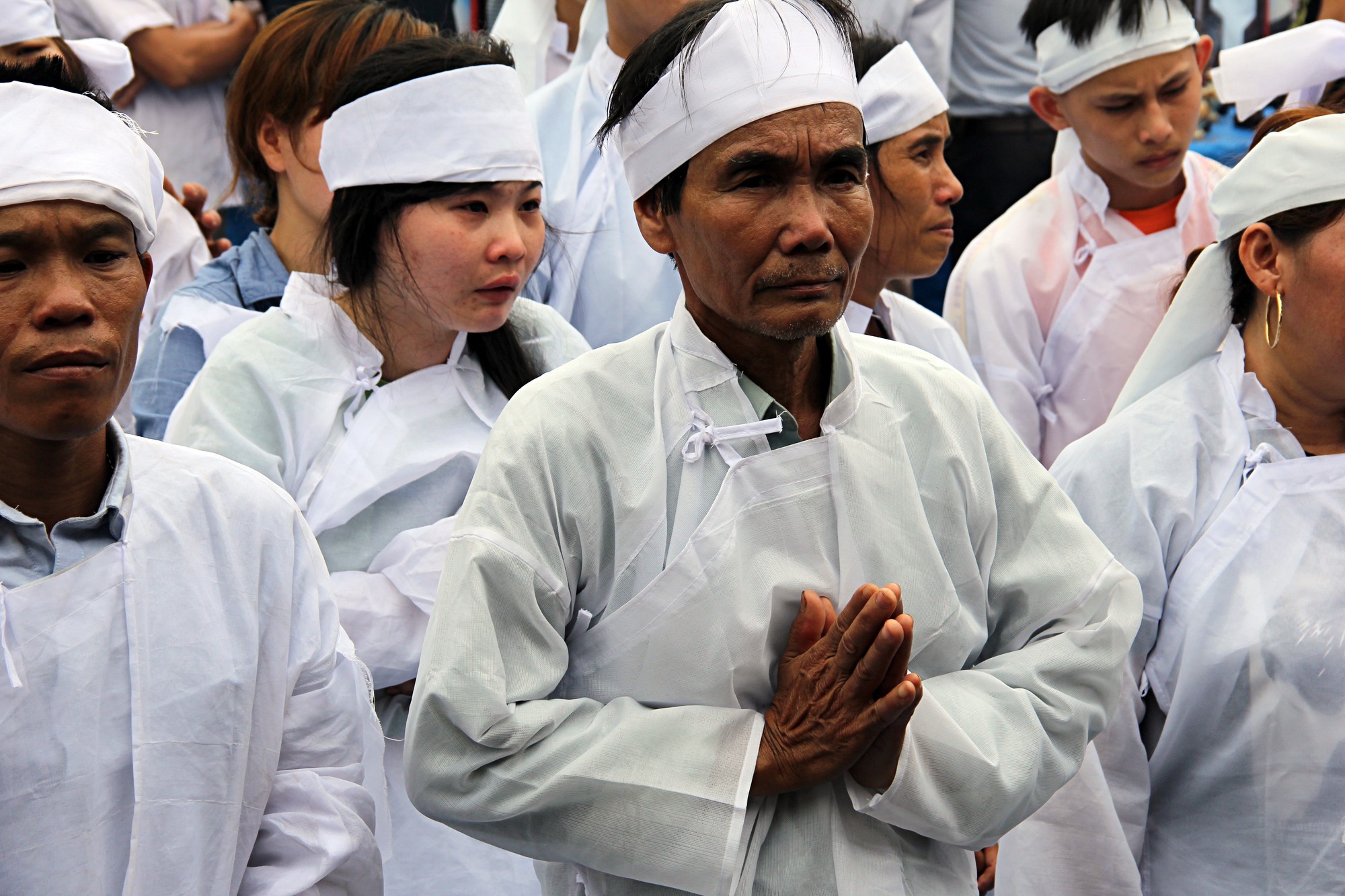 Đẫm nước mắt đại tang ở Lương Điền: Người thân bước đi không vững trong lễ yết tổ của 13 nạn nhân đoàn rước dâu - Ảnh 5.