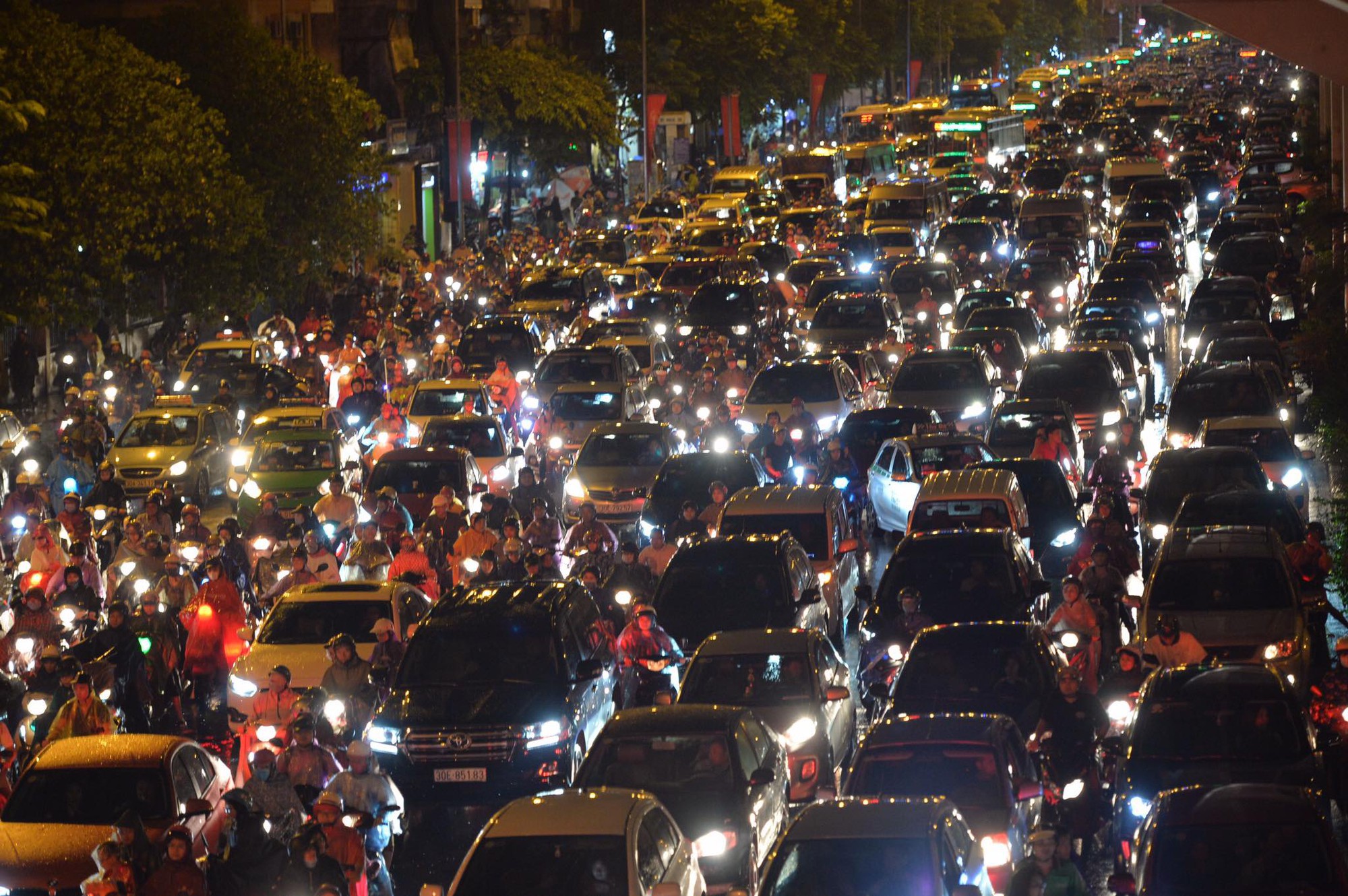 Ngập hàng loạt tuyến phố ở Hà Nội, giao thông tắc nghẽn kinh hoàng suốt nhiều giờ - Ảnh 11.