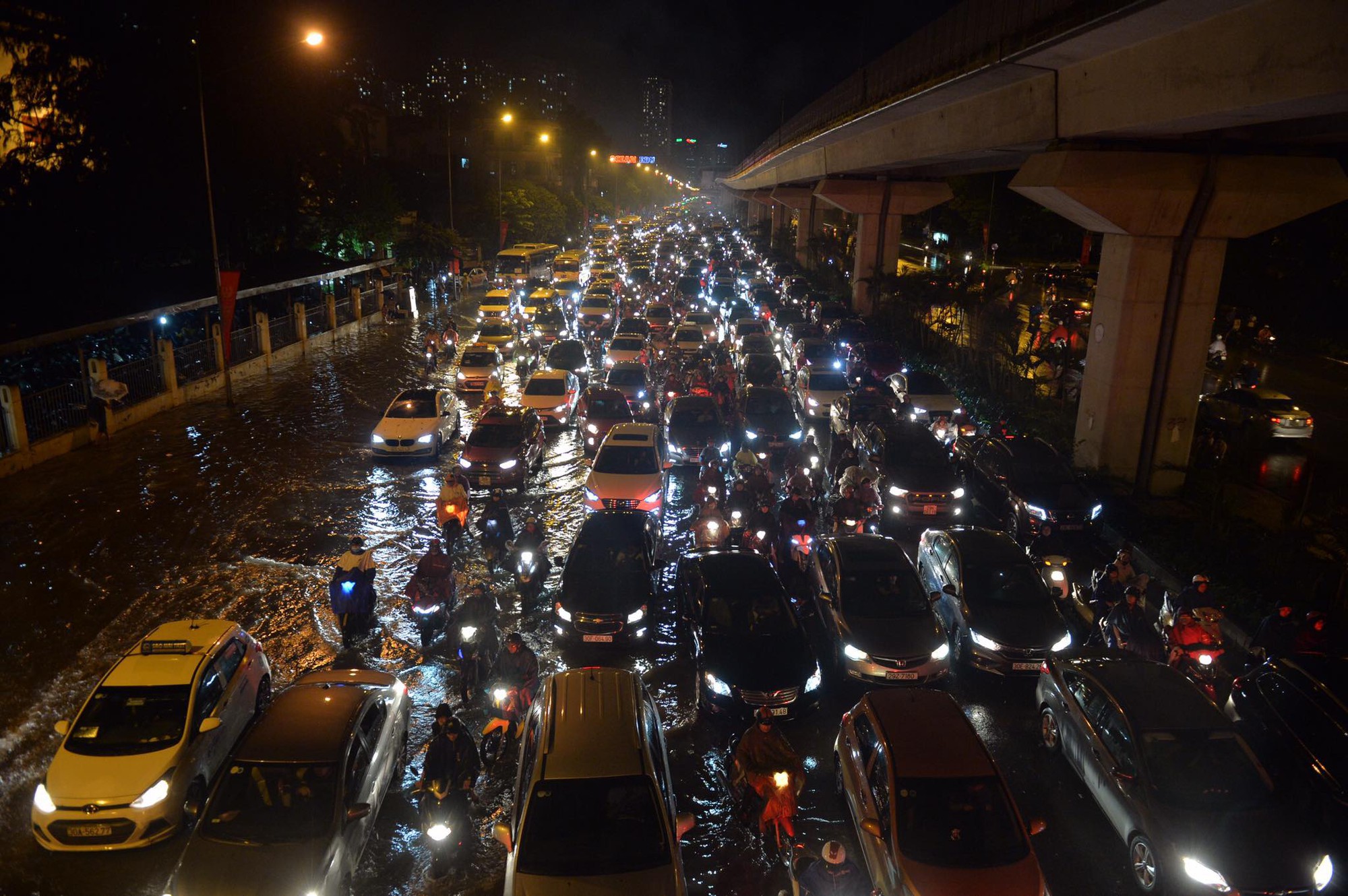 Ngập hàng loạt tuyến phố ở Hà Nội, giao thông tắc nghẽn kinh hoàng suốt nhiều giờ - Ảnh 12.