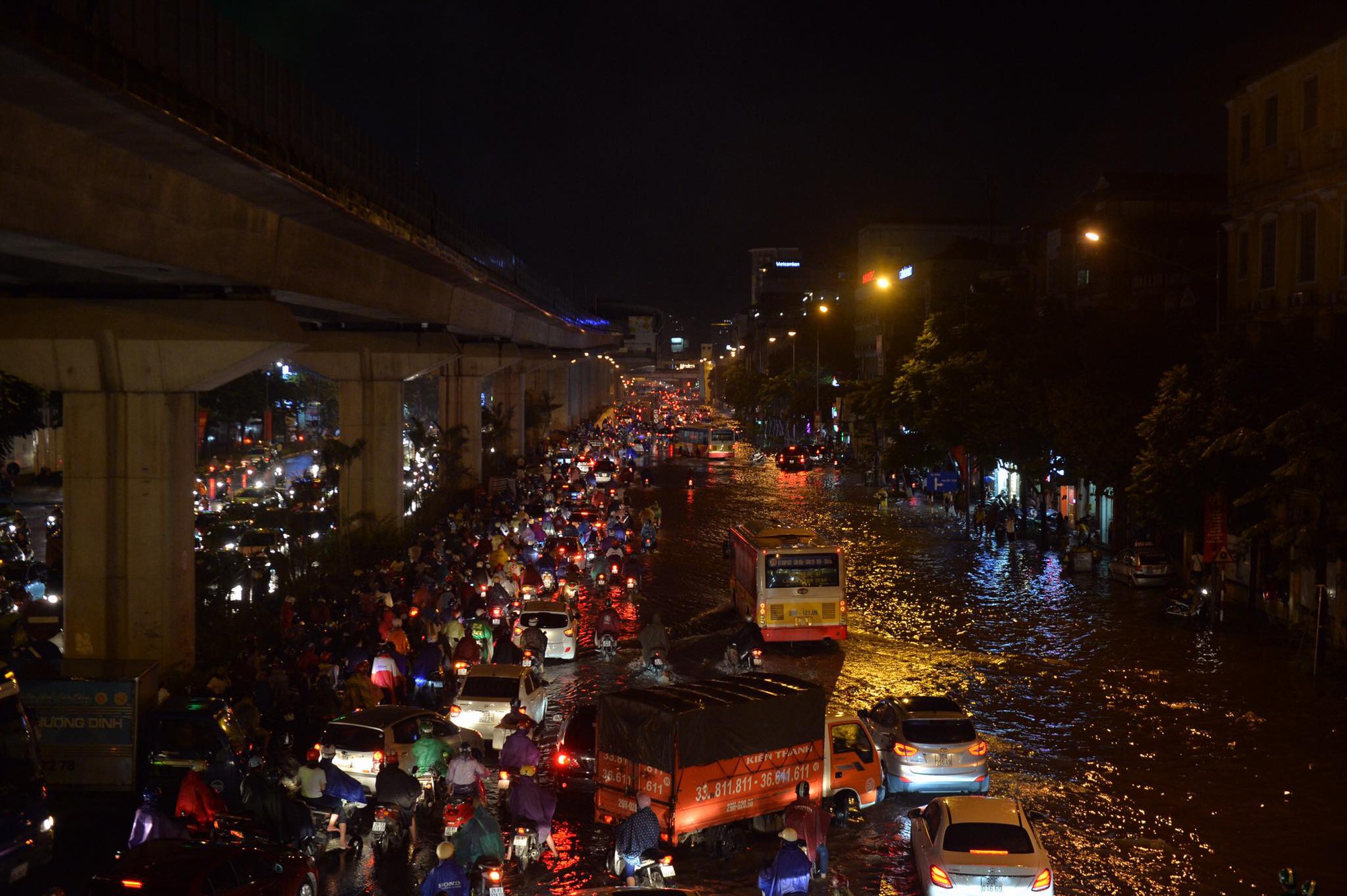 Ngập hàng loạt tuyến phố ở Hà Nội, giao thông tắc nghẽn kinh hoàng suốt nhiều giờ - Ảnh 13.