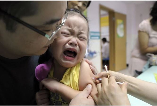 Trung Quốc: Tiêm nước lã giả làm vaccine - Ảnh 1.