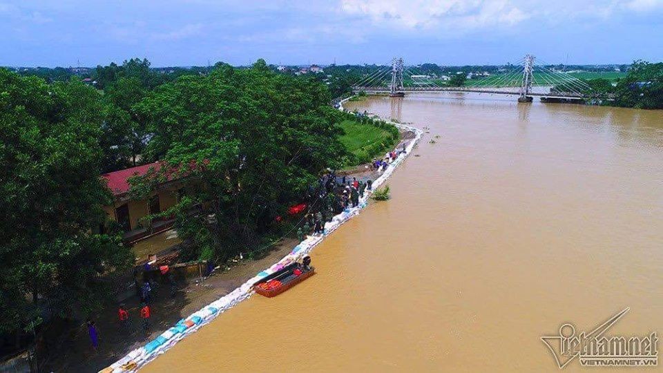 Hà Nội: Sẵn sàng di dời 14.000 hộ dân khi có nguy cơ lũ lụt đe dọa đê tả Bùi - Ảnh 1.