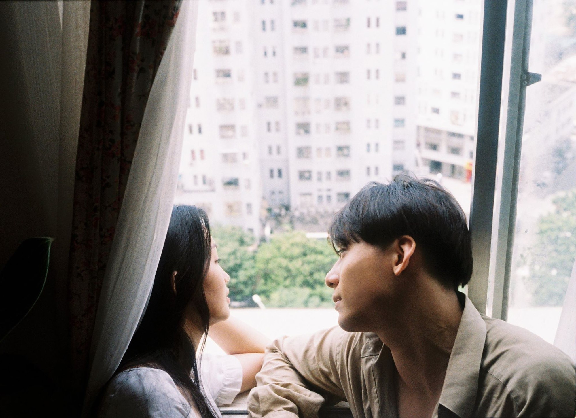 Đâu cần phải cầu kỳ, cứ yêu và chụp với nhau một bộ ảnh bằng máy phim thì không khác gì poster phim Hong Kong chất lừ - Ảnh 15.