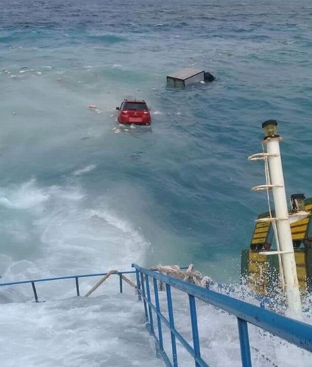 Chìm phà chở 139 người ngoài khơi Indonesia: Một người đàn ông livestream cảnh hoảng loạn trên phà - Ảnh 5.