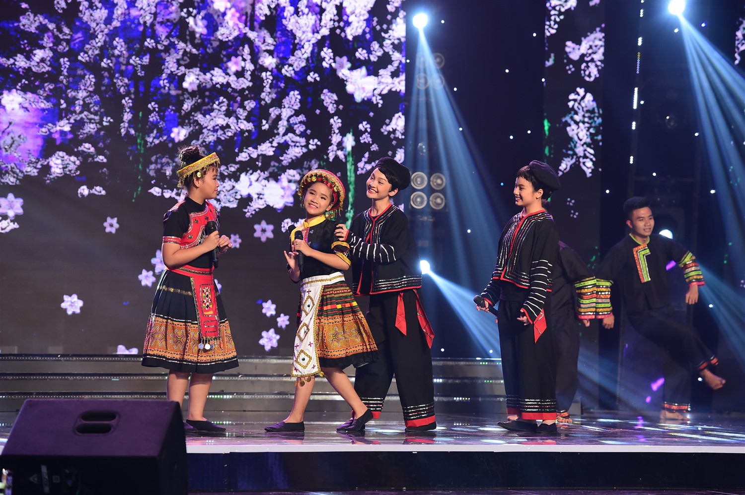 Dương Triệu Vũ bắt tay Hoài Lâm đưa học trò lên ngôi Quán quân Tuyệt đỉnh song ca nhí - Ảnh 9. Dương Triệu Vũ bắt tay Hoài Lâm đưa học trò lên ngôi Quán quân Tuyệt đỉnh song ca nhí - Ảnh 9.
