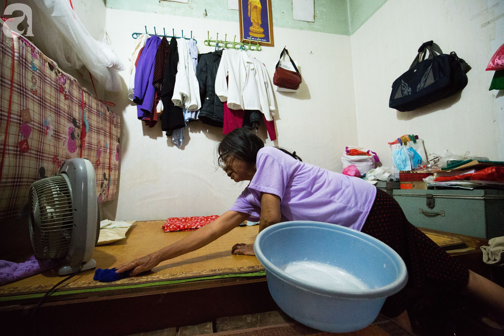 Người dân xóm chạy thận ở Hà Nội: Ngày vật vã, đêm không ngủ nổi với cái nóng 40 độ C - Ảnh 7.