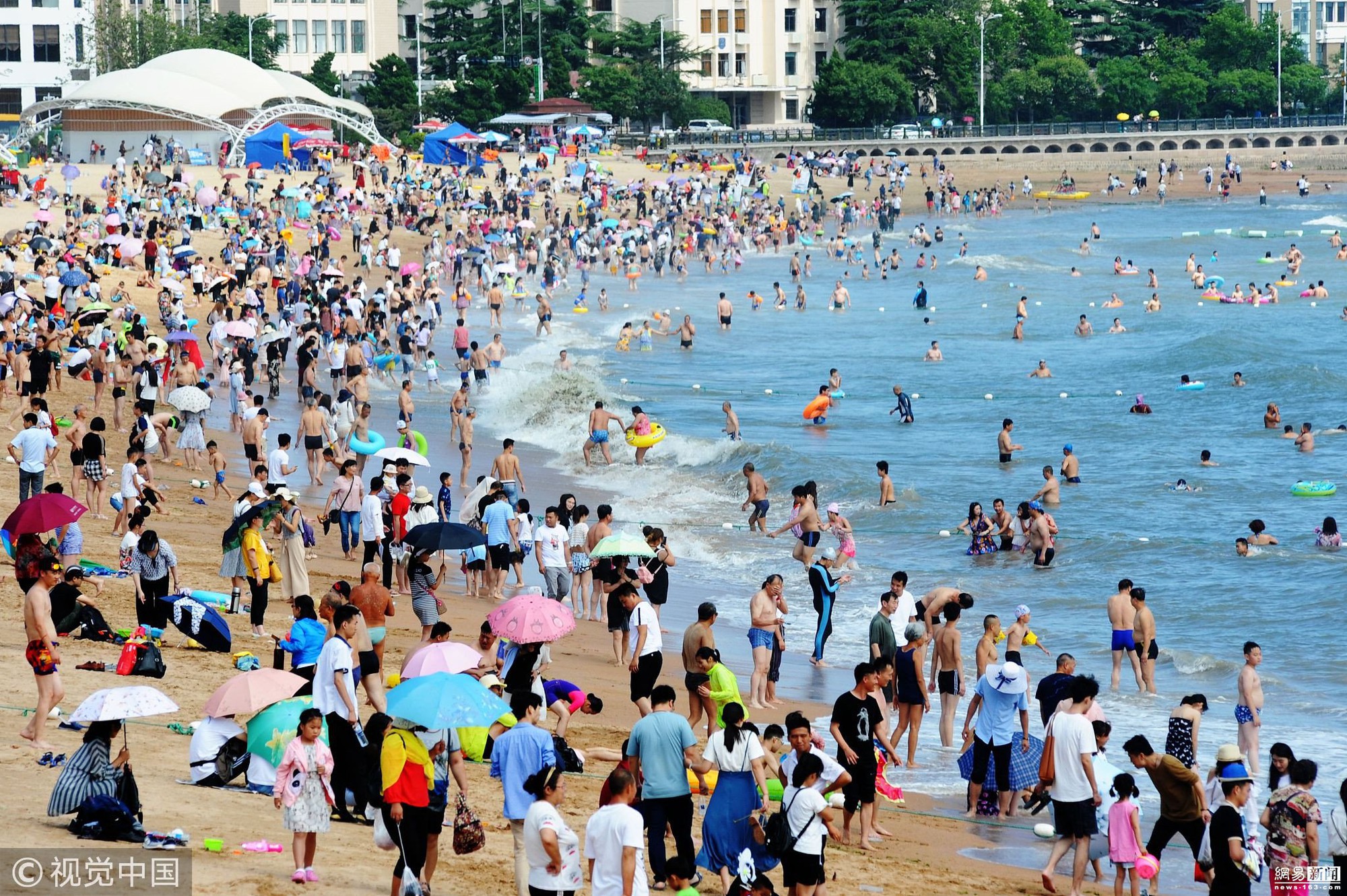 Đến hẹn lại lên, các bãi biển Trung Quốc nở rộ áo tắm Ninja đi nghỉ mát của 500 chị em sợ cháy nắng - Ảnh 1.