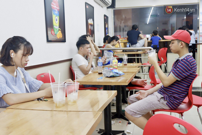 Nhà trọ biến thành lò lửa 40 độ C, sinh viên Hà Nội tập kết toàn bộ quạt trong phòng để tạo gió cũng không ăn thua - Ảnh 14. Nhà trọ biến thành lò lửa 40 độ C, sinh viên Hà Nội tập kết toàn bộ quạt trong phòng để tạo gió cũng không ăn thua - Ảnh 14.