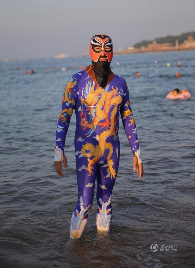 Đến hẹn lại lên, các bãi biển Trung Quốc nở rộ áo tắm Ninja đi nghỉ mát của 500 chị em sợ cháy nắng - Ảnh 7.