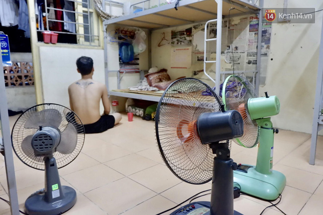 Nhà trọ biến thành lò lửa 40 độ C, sinh viên Hà Nội tập kết toàn bộ quạt trong phòng để tạo gió cũng không ăn thua - Ảnh 10. Nhà trọ biến thành lò lửa 40 độ C, sinh viên Hà Nội tập kết toàn bộ quạt trong phòng để tạo gió cũng không ăn thua - Ảnh 10.