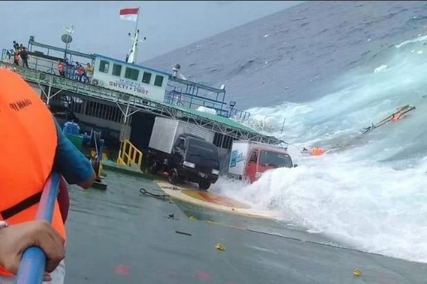 Chìm phà chở 139 người ngoài khơi Indonesia: Một người đàn ông livestream cảnh hoảng loạn trên phà - Ảnh 4.