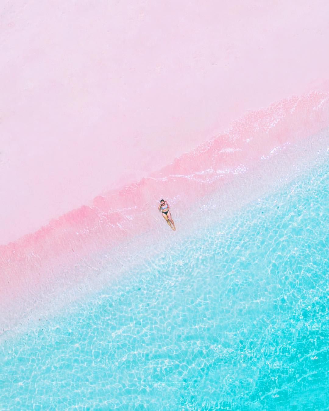 Bãi biển cát màu hồng là điểm đến hot nhất hiện nay. Với những đường cong mềm mại của bãi biển và màu hồng nhẹ nhàng, bạn sẽ cảm nhận được sự yên bình và thư thái. Hãy đến và tận hưởng khoảnh khắc tuyệt vời tại bãi biển cát màu hồng. Đừng quên chụp lại những khoảnh khắc tuyệt vời và cập nhật cho mình những bức ảnh màu hồng đầy thú vị.