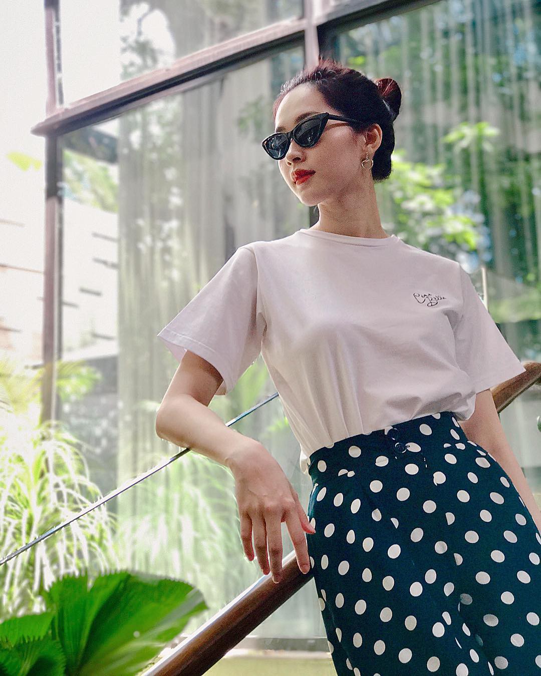 Street style sao Việt tuần này: Hà Hồ - Minh Tú đụng độ ngay thiết kế áo phông trắng giá 300 ngàn - Ảnh 6.