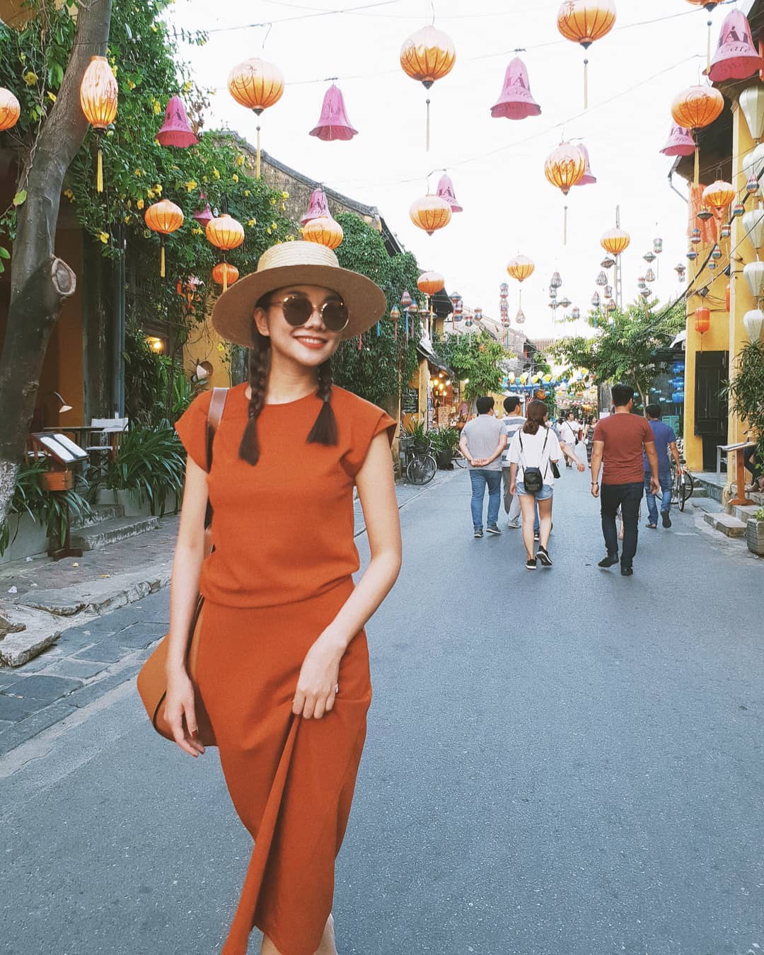 Street style sao Việt tuần này: Hà Hồ - Minh Tú đụng độ ngay thiết kế áo phông trắng giá 300 ngàn - Ảnh 5.