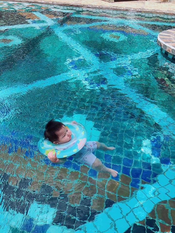 Ai than nóng mặc ai, riêng Trang Pilla chị dâu Bảo Thy vẫn thảnh thơi bế con gái đi tắm biển mát lạnh - Ảnh 2.