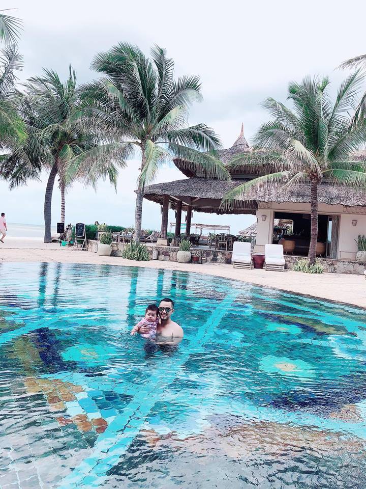 Ai than nóng mặc ai, riêng Trang Pilla chị dâu Bảo Thy vẫn thảnh thơi bế con gái đi tắm biển mát lạnh - Ảnh 3.