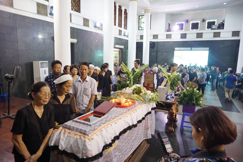 Người thân, bạn bè nghẹn ngào trong đám tang bé gái 12 tuổi hiến tặng giác mạc sau khi qua đời - Ảnh 2.
