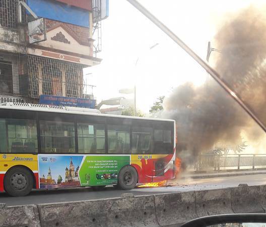 Hà Nội: Xe buýt đang chở khách trên đường bỗng bốc khói dữ dội - Ảnh 1. Hà Nội: Xe buýt đang chở khách trên đường bỗng bốc khói dữ dội - Ảnh 1.