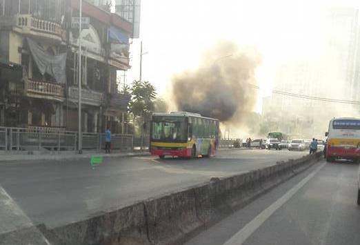 Hà Nội: Xe buýt đang chở khách trên đường bỗng bốc khói dữ dội - Ảnh 3. Hà Nội: Xe buýt đang chở khách trên đường bỗng bốc khói dữ dội - Ảnh 3.