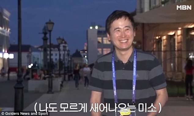 World Cup 2018: Phóng viên Hàn Quốc liên tục bị hai cô gái Nga cưỡng hôn trên sóng trực tiếp - Ảnh 3.