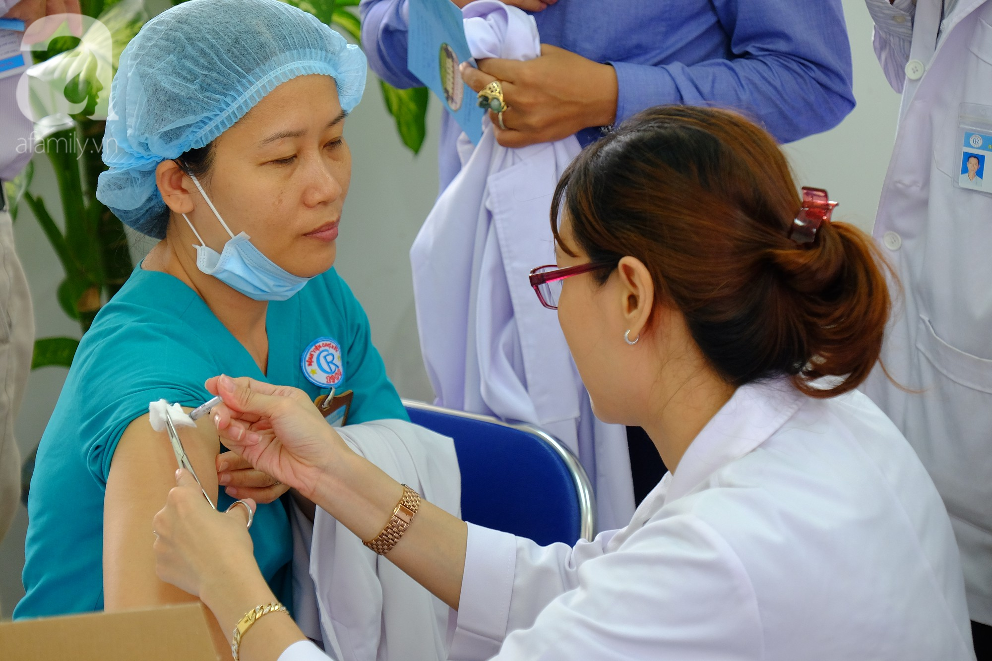 Hơn 2.000 bác sĩ ở Sài Gòn bỏ giờ nghỉ trưa để chích ngừa cúm A/H1N1 - Ảnh 1.