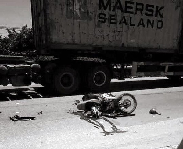 Hà Nội: Nam thanh niên tử nạn sau khi va chạm với xe tải dưới trời nắng như đổ lửa - Ảnh 1.