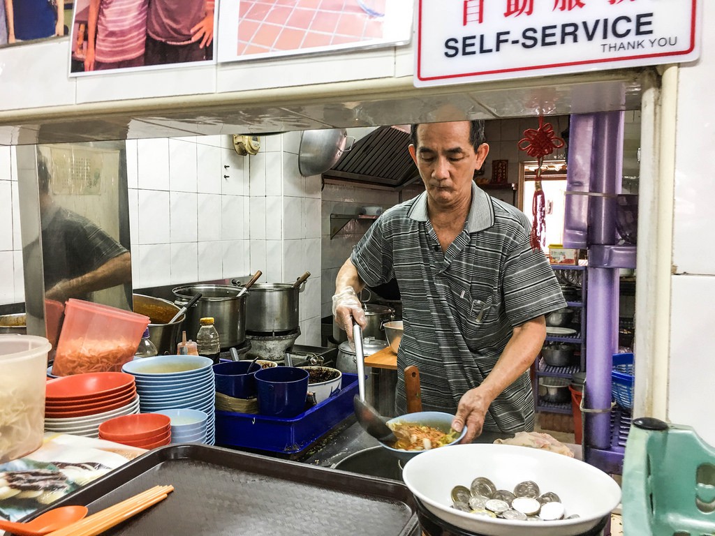 Ngay trung tâm thành phố thuộc hạng đắt đỏ nhất châu Á, có một quán mì ngon nổi tiếng mà giá rẻ bất ngờ - Ảnh 2.