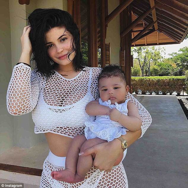 Mới 5 tháng tuổi, công chúa nhỏ của Kylie Jenner đã có BST giày hiệu trị giá hơn nửa tỷ - Ảnh 2.