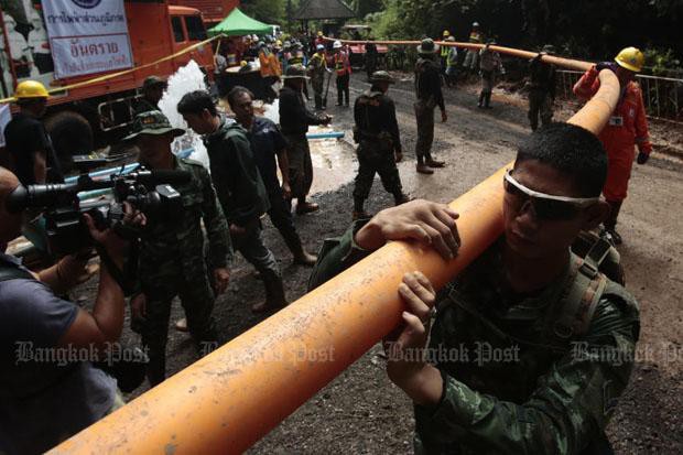 Giải cứu đội bóng Thái Lan: Nhiều người lạ tự ý sử dụng máy bơm khiến nước chảy ngược vào hang - Ảnh 1.