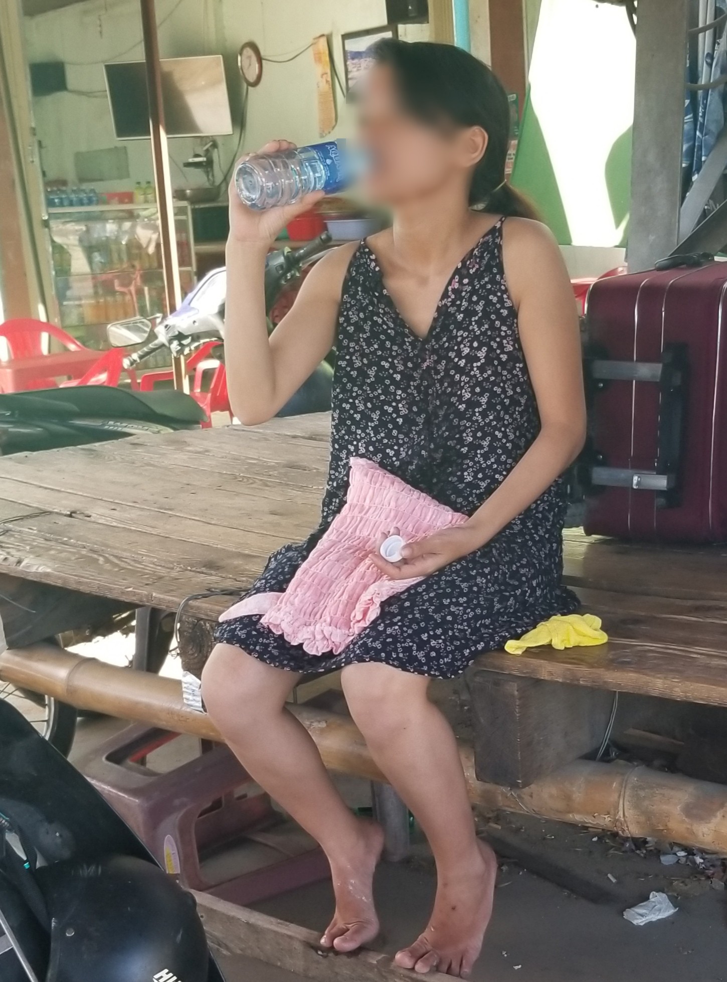 Phát hiện người phụ nữ không mặc quần áo, kéo theo vali có ghi số điện thoại ở Quảng Nam - Ảnh 1.