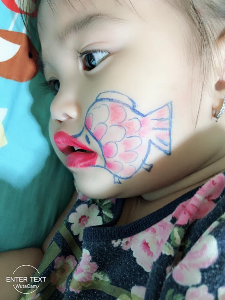 Sau mông trái đào và má nắm cơm, các mẹ lại sốt rần rần với trào lưu hóa trang hình mỏ cá cho con - Ảnh 5. Sau mông trái đào và má nắm cơm, các mẹ lại sốt rần rần với trào lưu hóa trang hình mỏ cá cho con - Ảnh 5.