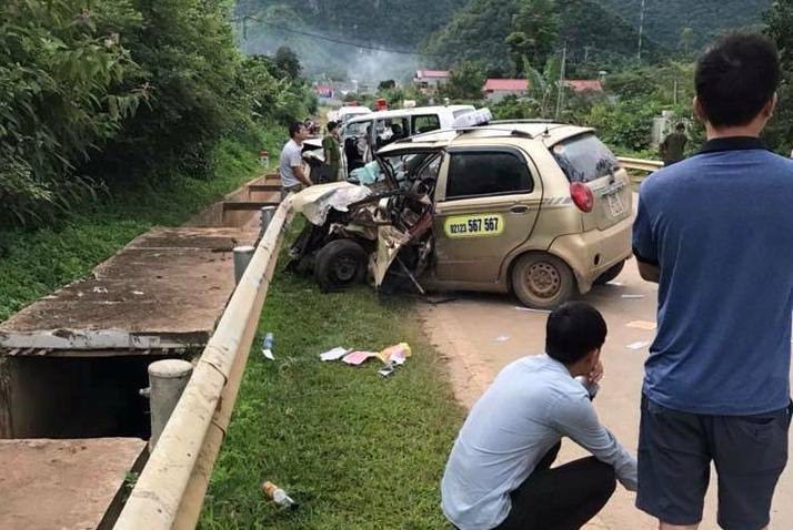 Sơn La: Đấu đầu với xe cứu thương, tài xế taxi tử vong, 7 người khác bị thương  - Ảnh 1.