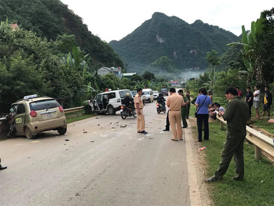 Sơn La: Đấu đầu với xe cứu thương, tài xế taxi tử vong, 7 người khác bị thương  - Ảnh 2.