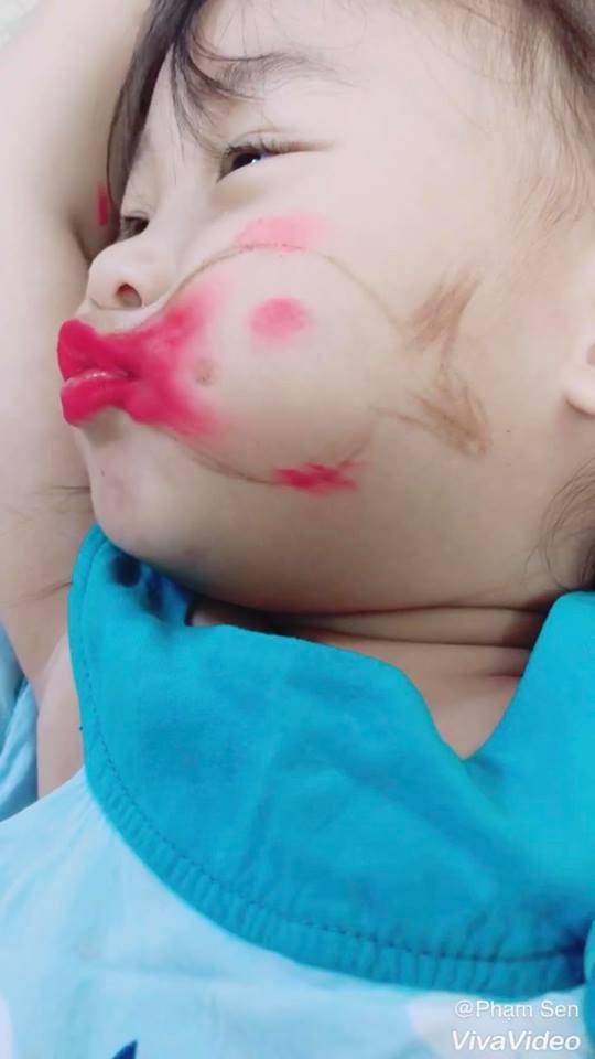 Sau mông trái đào và má nắm cơm, các mẹ lại sốt rần rần với trào lưu hóa trang hình mỏ cá cho con - Ảnh 14. Sau mông trái đào và má nắm cơm, các mẹ lại sốt rần rần với trào lưu hóa trang hình mỏ cá cho con - Ảnh 14.