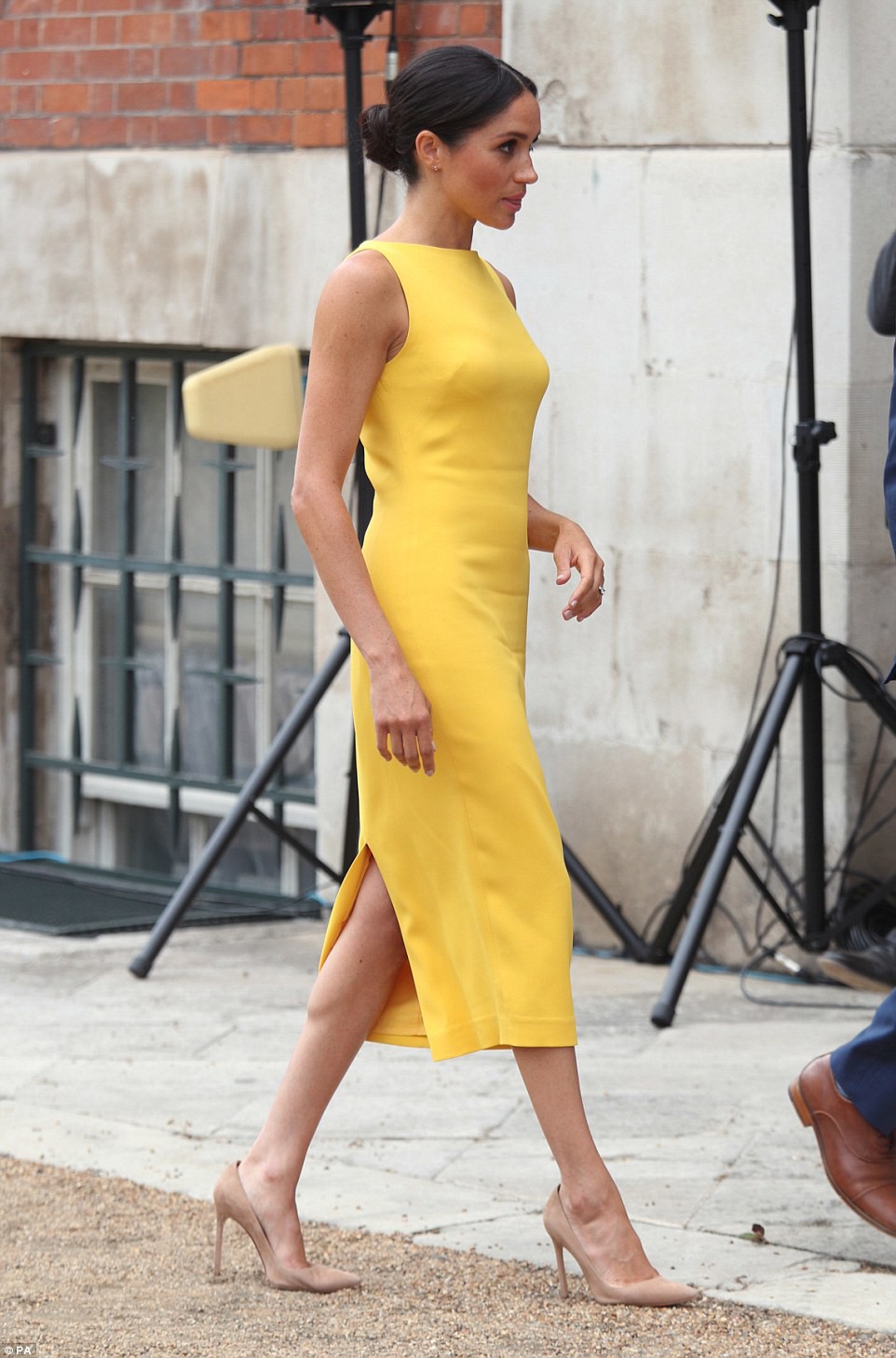 Không đi cùng Nữ hoàng, Meghan Markle chiếm trọn spotlight với váy vàng nổi bật bắt kịp trend hè năm nay - Ảnh 4.