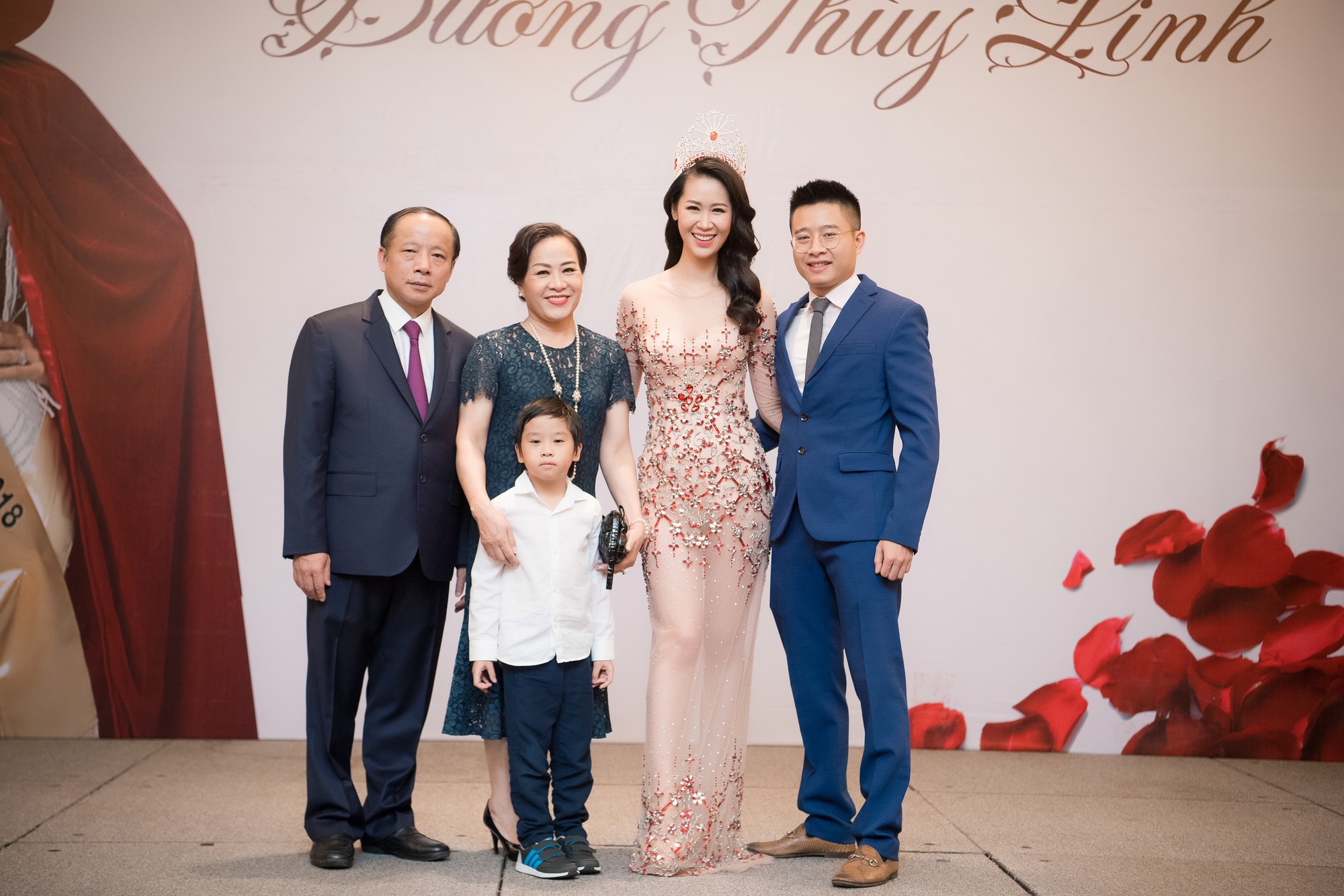 Dương Thùy Linh kể về cái ôm sau cánh gà trước khi được xướng tên Hoa hậu Quý bà toàn thế giới 2018 - Ảnh 8.