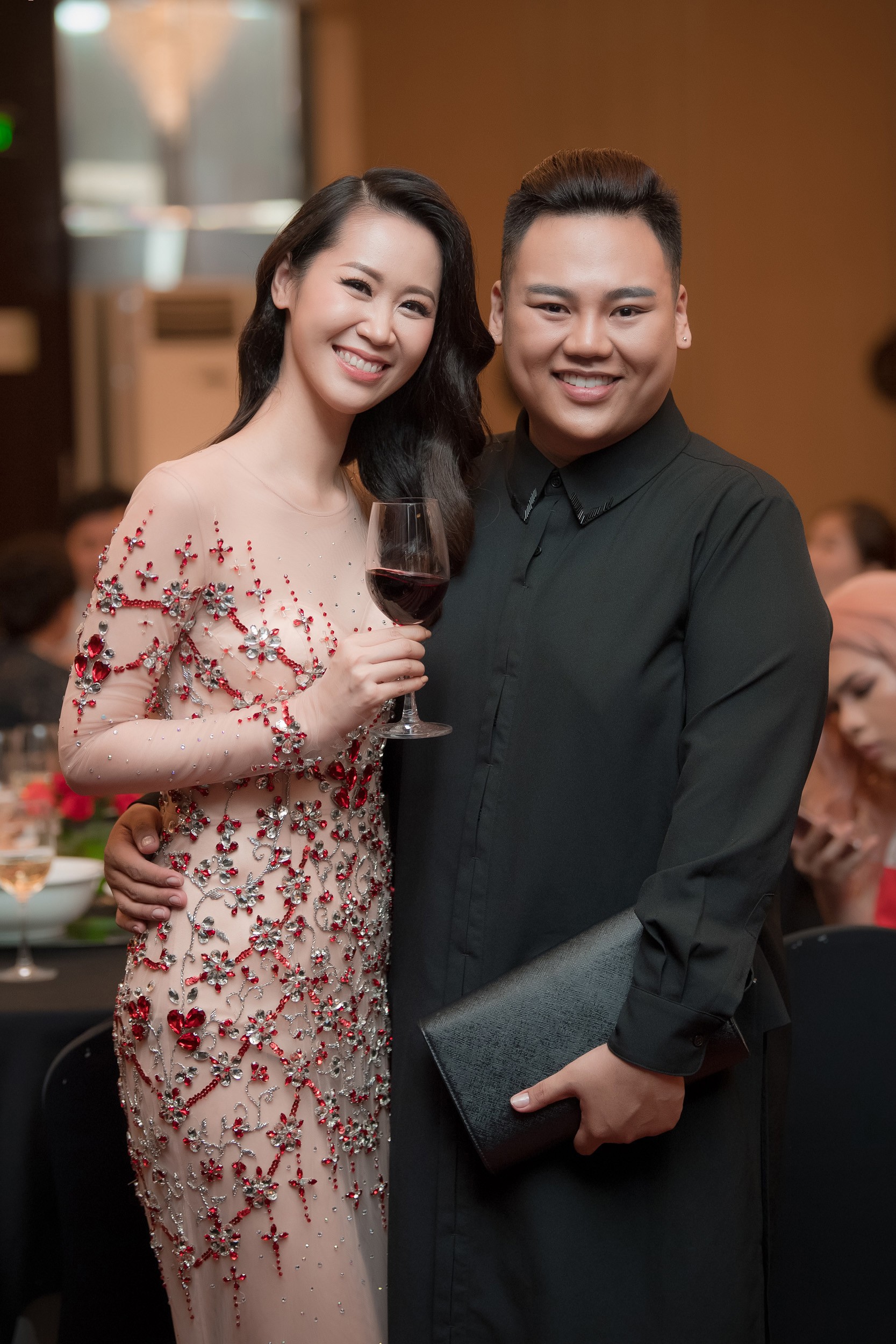 Dương Thùy Linh kể về cái ôm sau cánh gà trước khi được xướng tên Hoa hậu Quý bà toàn thế giới 2018 - Ảnh 10.