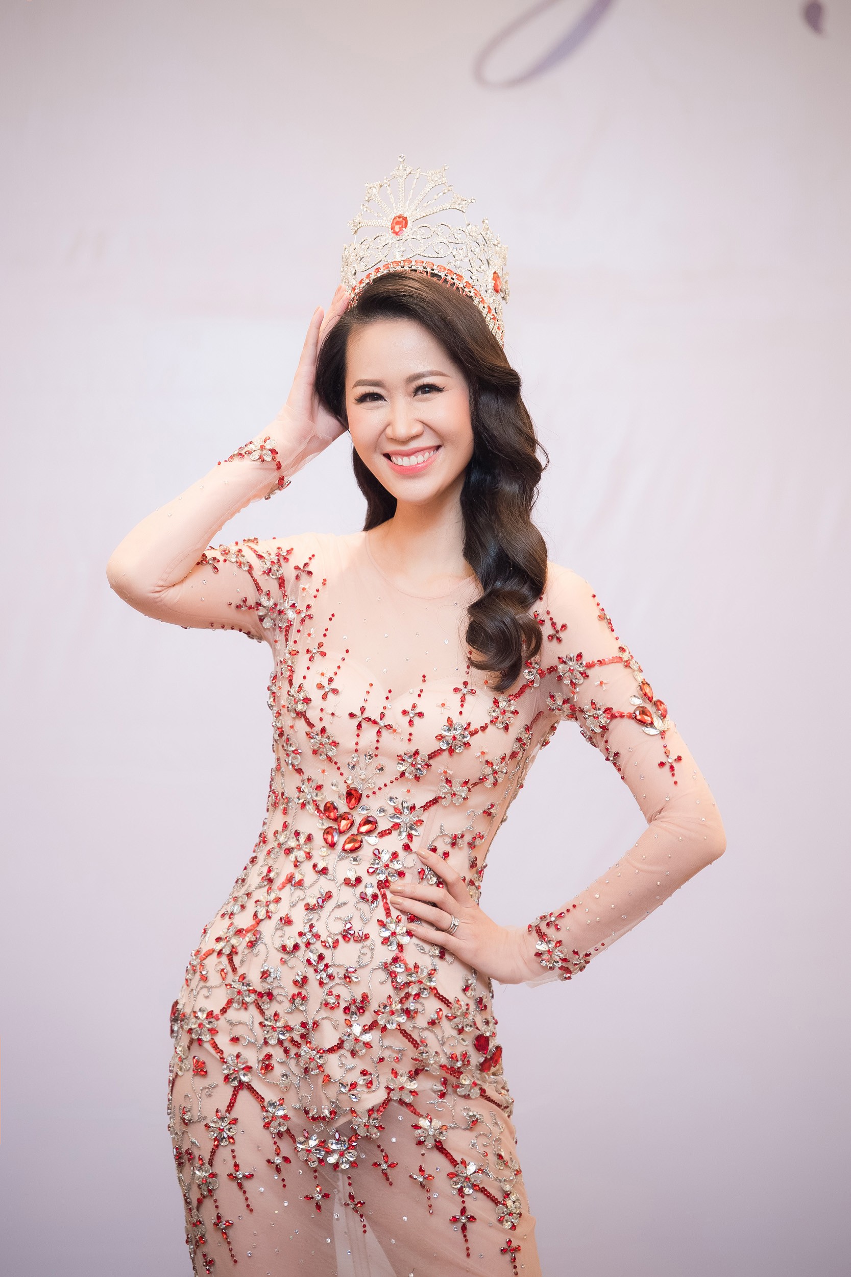Dương Thùy Linh kể về cái ôm sau cánh gà trước khi được xướng tên Hoa hậu Quý bà toàn thế giới 2018 - Ảnh 3.
