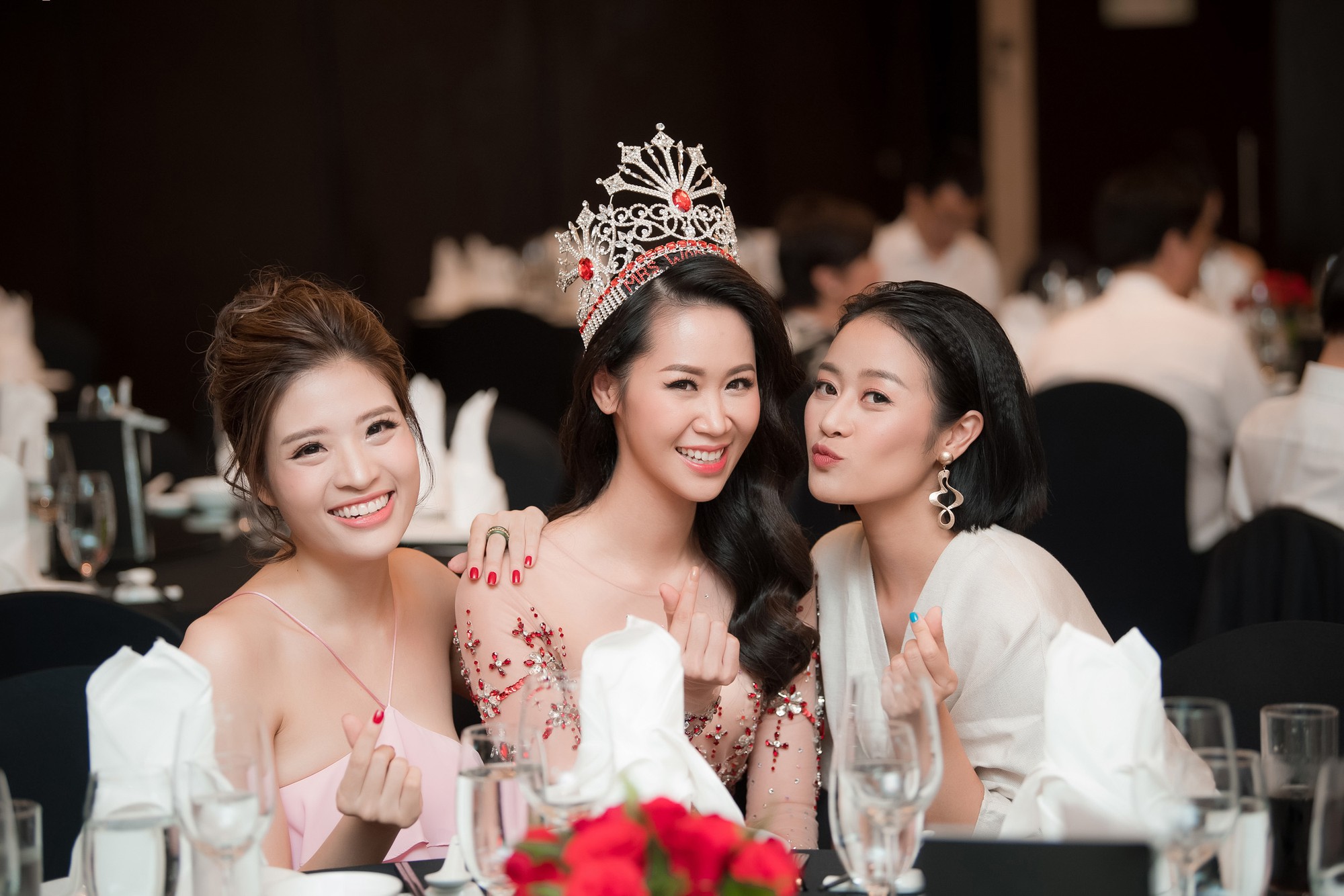 Dương Thùy Linh kể về cái ôm sau cánh gà trước khi được xướng tên Hoa hậu Quý bà toàn thế giới 2018 - Ảnh 13.