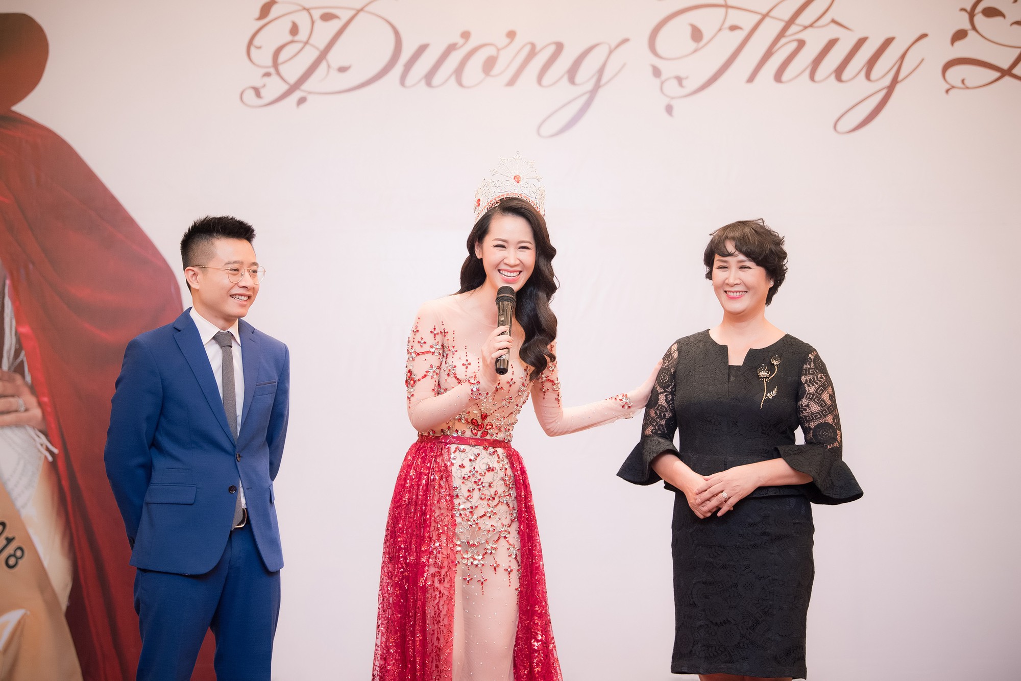 Dương Thùy Linh kể về cái ôm sau cánh gà trước khi được xướng tên Hoa hậu Quý bà toàn thế giới 2018 - Ảnh 7.