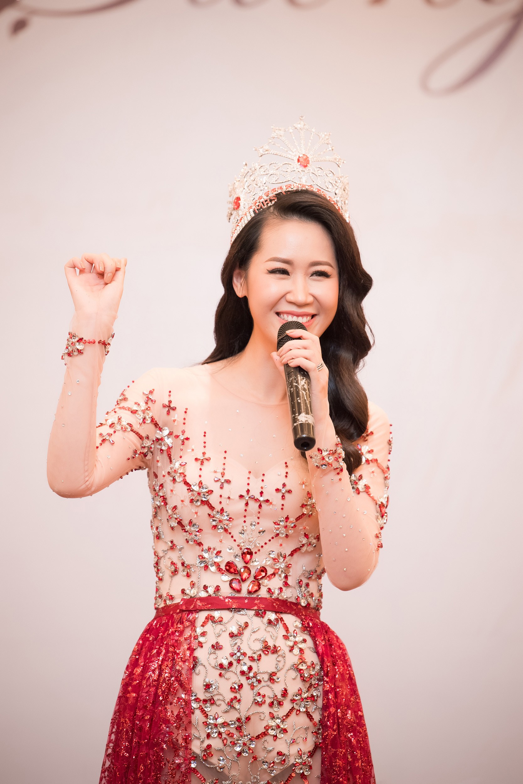 Dương Thùy Linh kể về cái ôm sau cánh gà trước khi được xướng tên Hoa hậu Quý bà toàn thế giới 2018 - Ảnh 4.