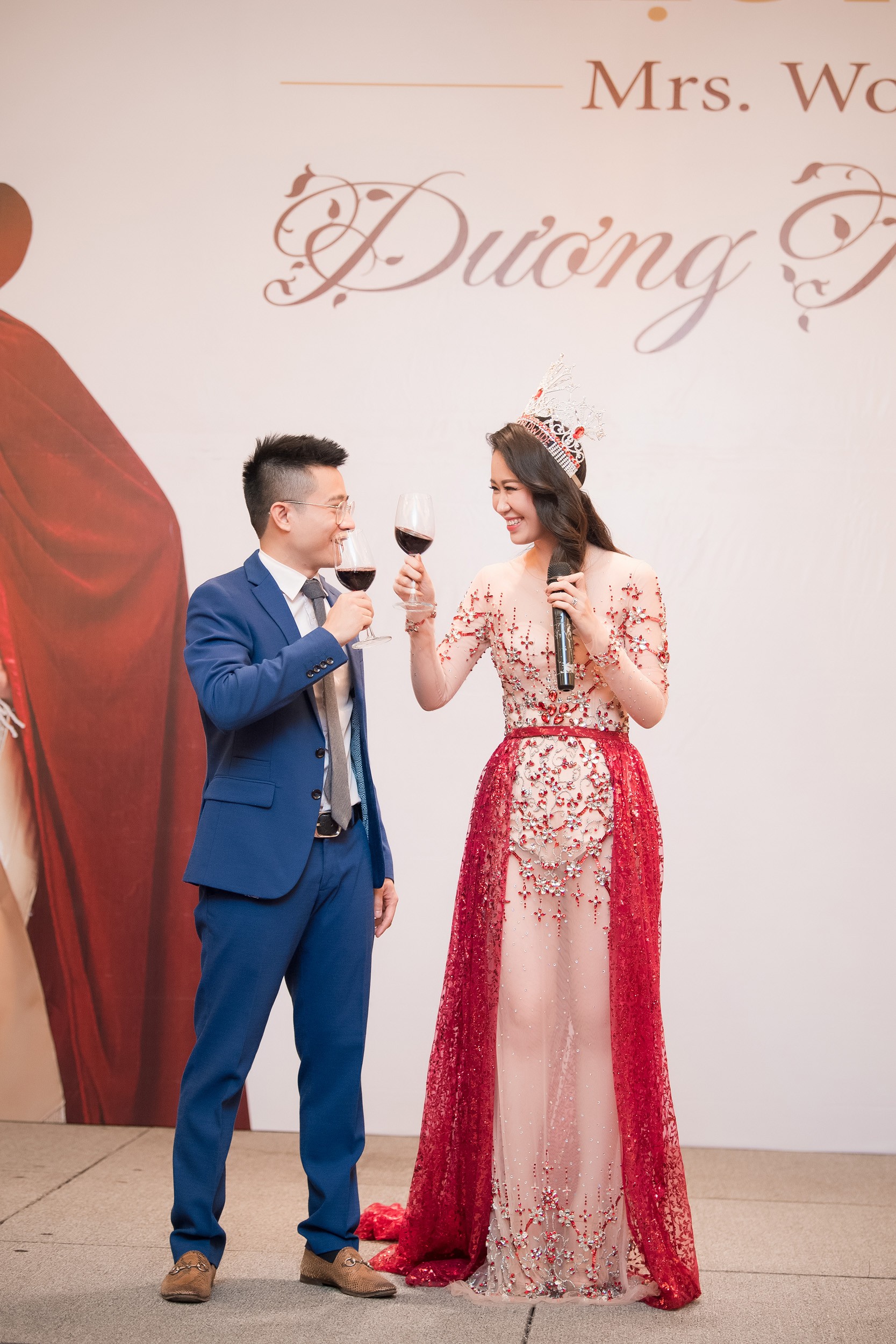 Dương Thùy Linh kể về cái ôm sau cánh gà trước khi được xướng tên Hoa hậu Quý bà toàn thế giới 2018 - Ảnh 5.