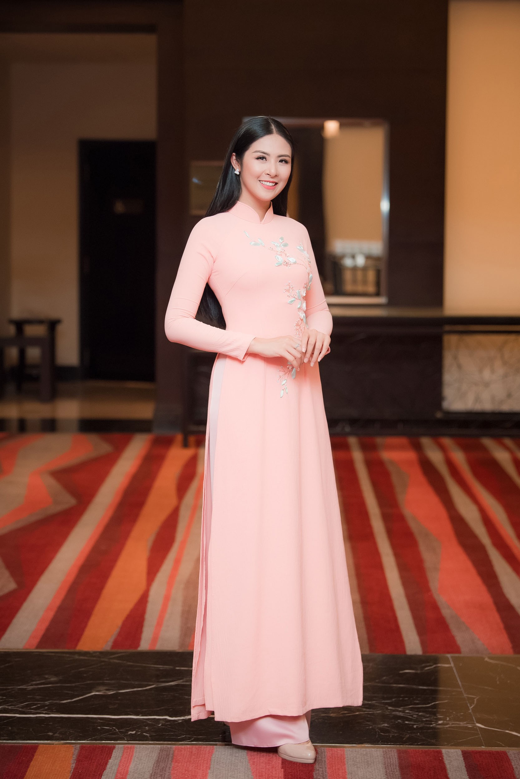 Dương Thùy Linh kể về cái ôm sau cánh gà trước khi được xướng tên Hoa hậu Quý bà toàn thế giới 2018 - Ảnh 15.