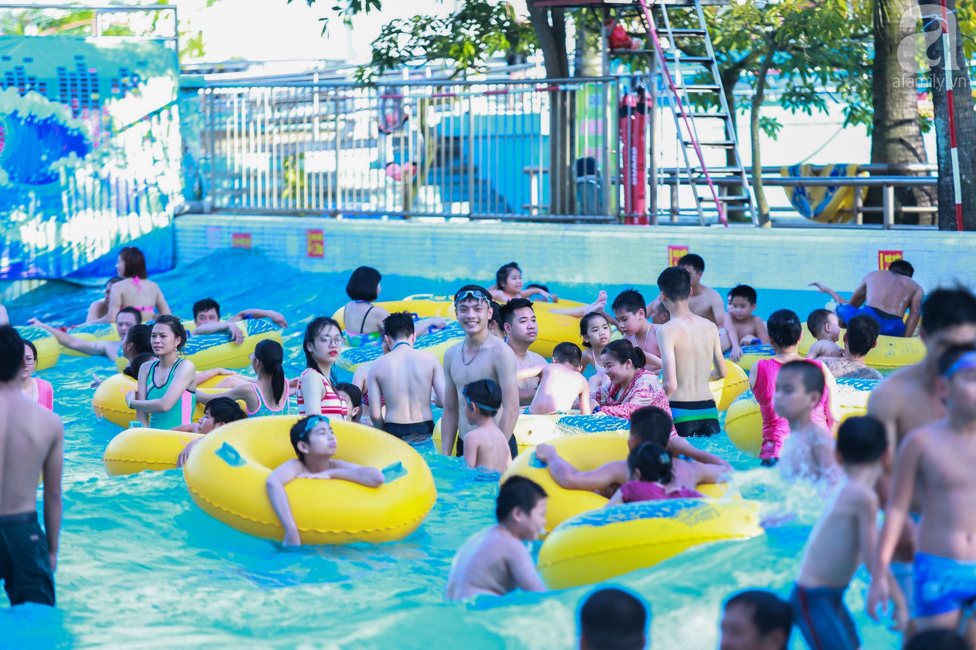 Chùm ảnh: Dân tình thỏa sức vùng vẫy giải nhiệt tại “bể bơi” lớn nhất Hà Nội - Ảnh 14.